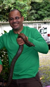 Alberto Puente con serpiente en mano
